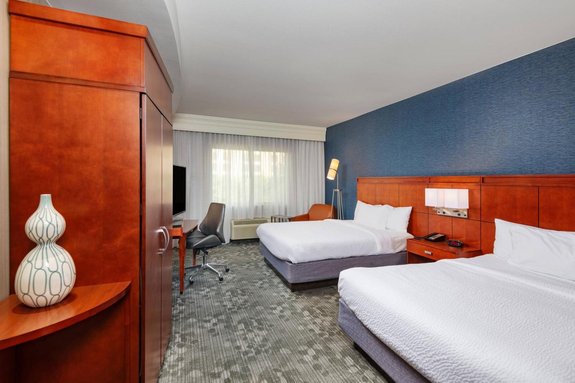 Courtyard By Marriott Orange County 3*
